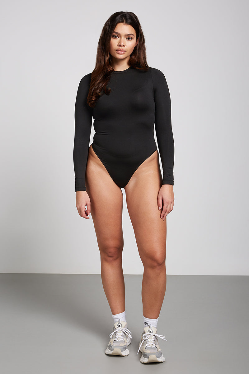 // model: Model is 5ft 7 and wears a size M