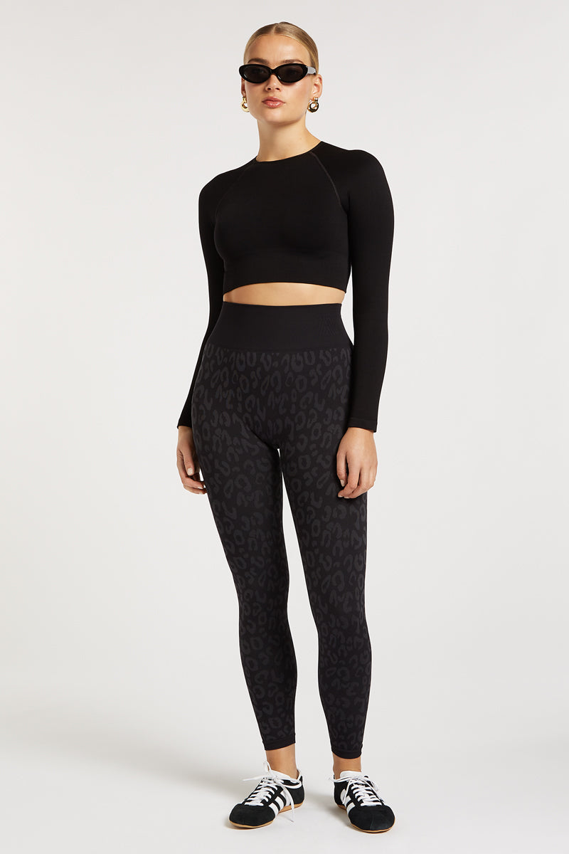 // model: Model is 5ft 8 and wears a size XS-S