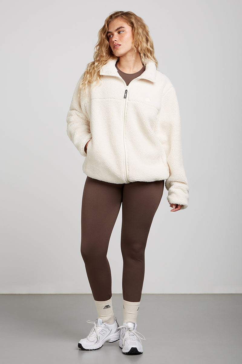 // model: Model is 5ft 11 and wears a size XL