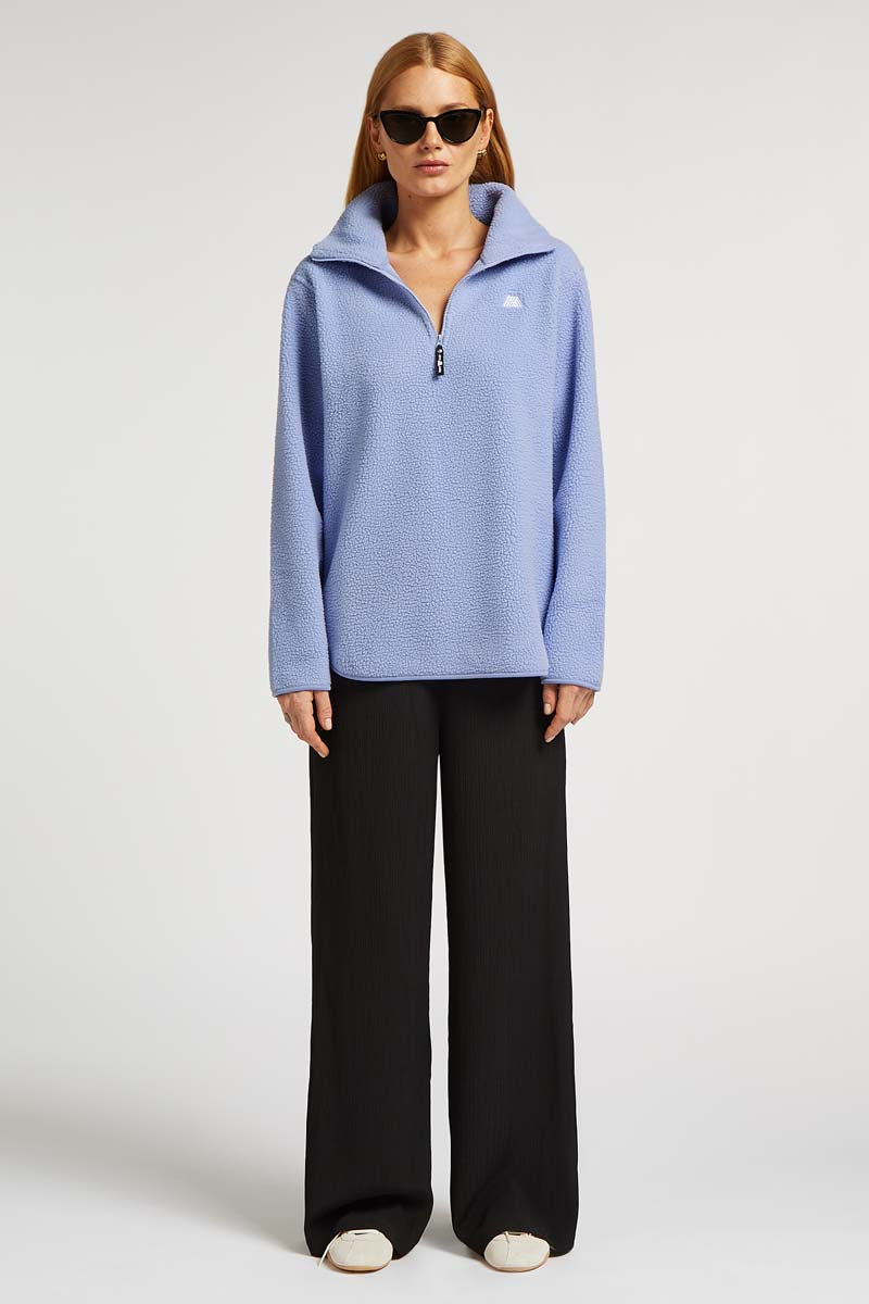 // model: Model is 5ft 9.5 and wears a size S