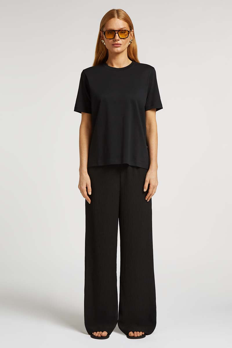 // model: Model is 5ft 9.5 and wears a size S