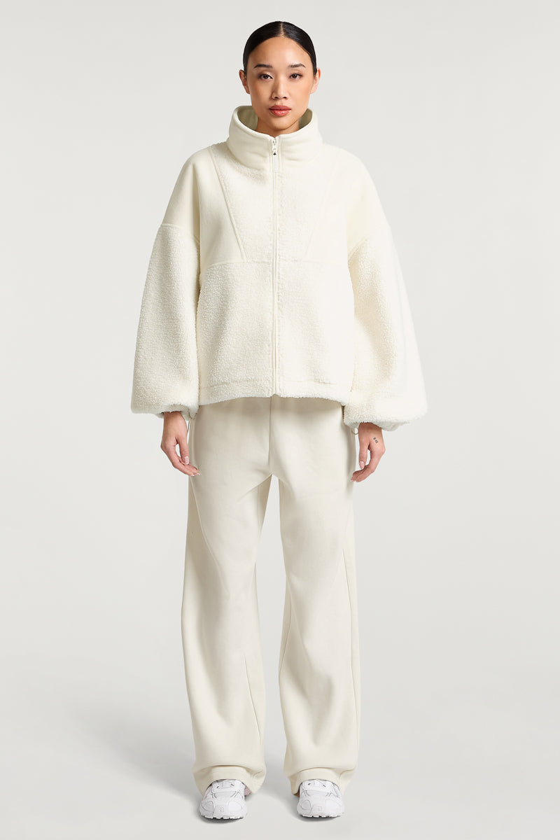 //model: Model is 5ft 8