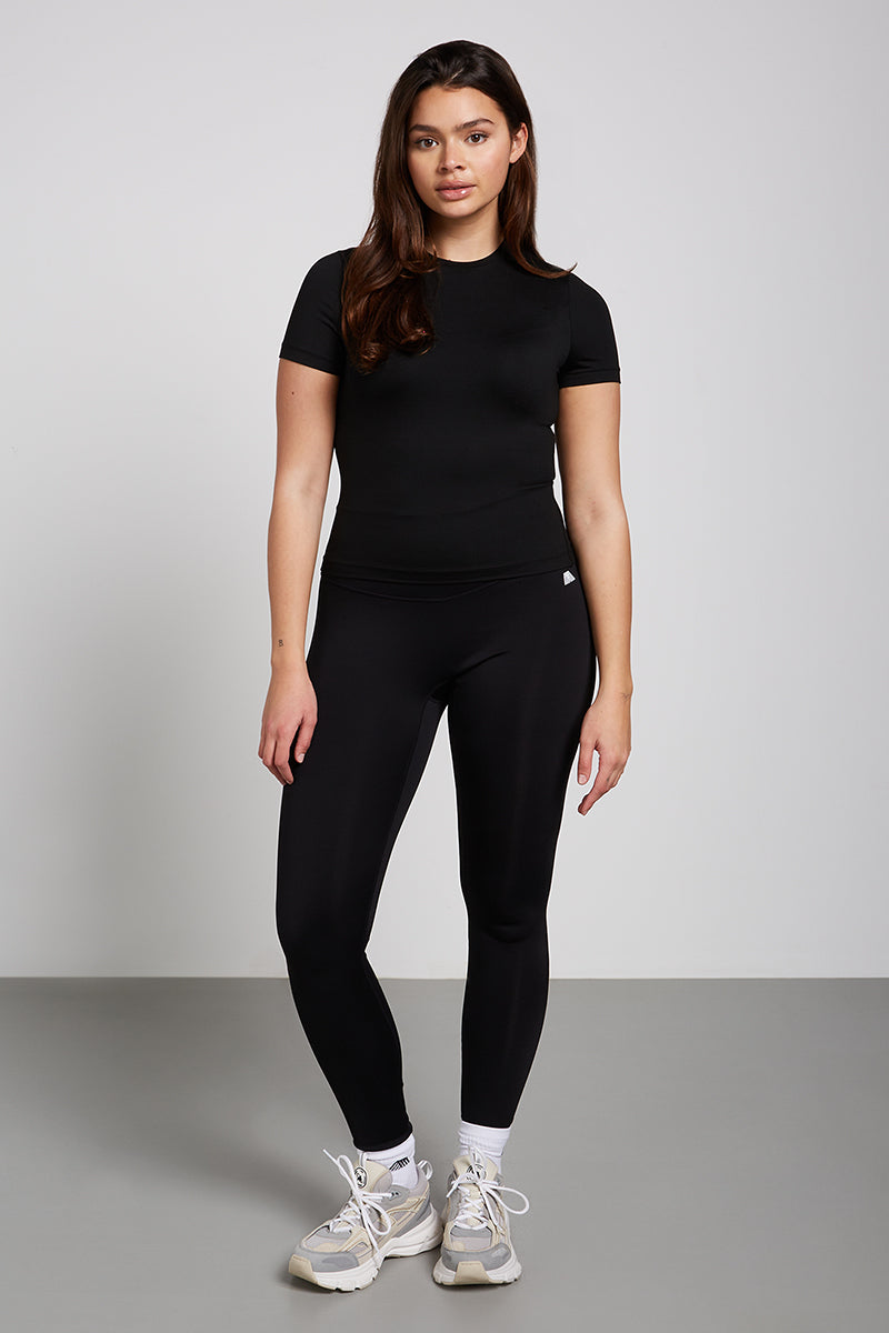 // model: Model is 5ft 7 and wears a size M