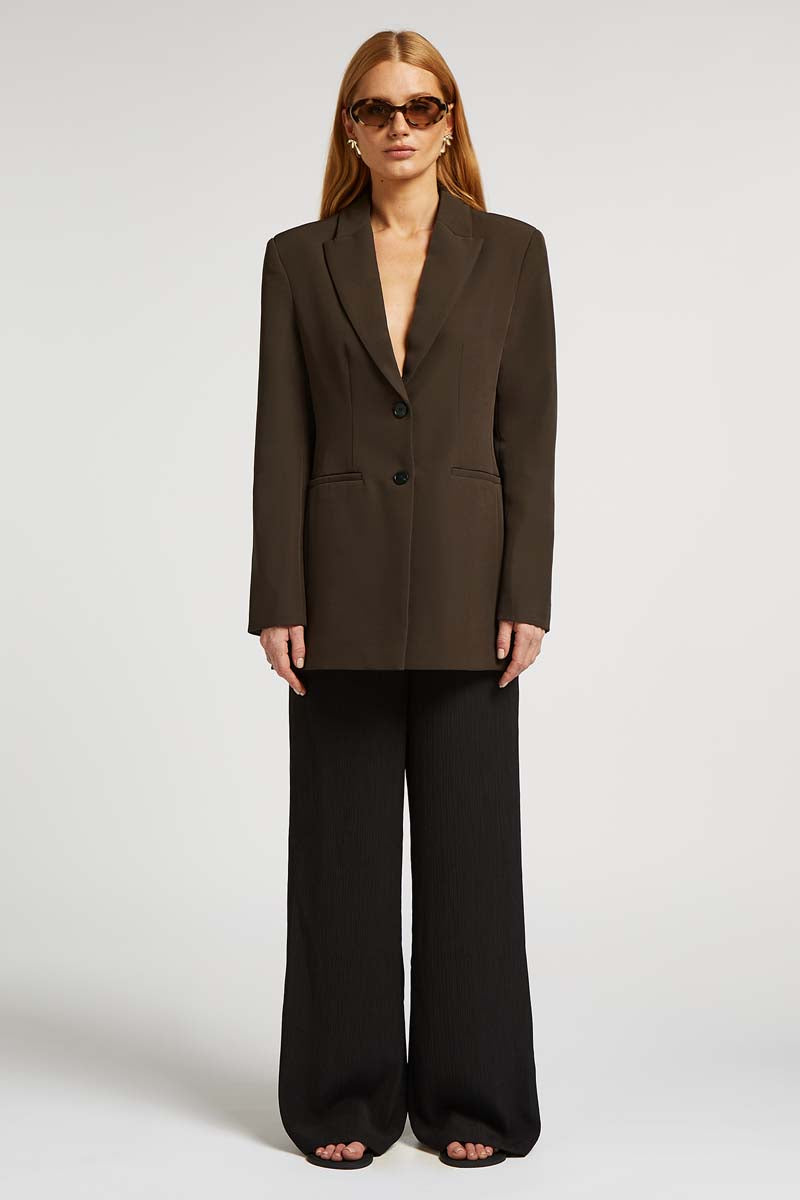 // model: Model is 5ft 9.5 and wears a size S