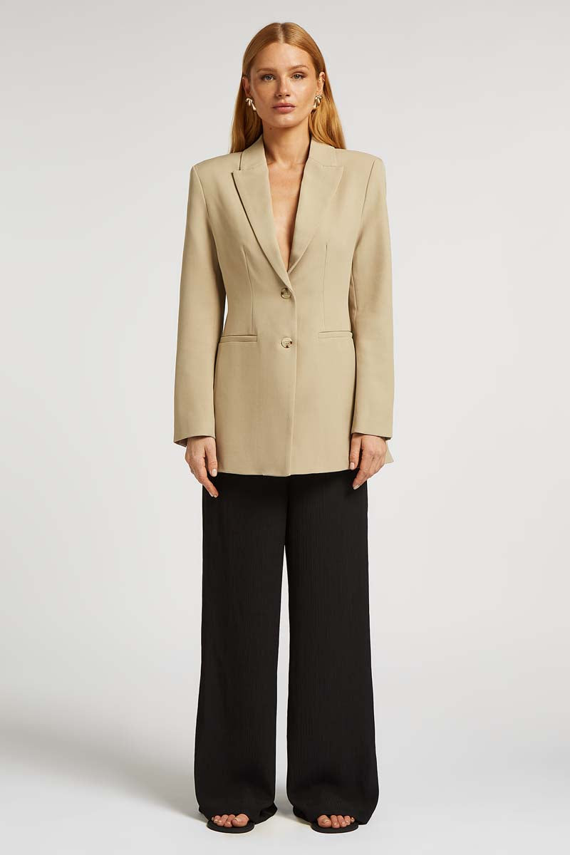 // model: Model is 5ft 9.5 and wears a size S