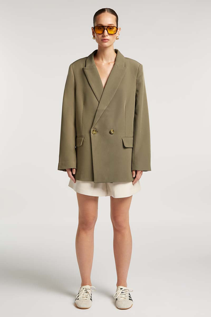 // model: Model is 5ft 6 and wears a size XS-S