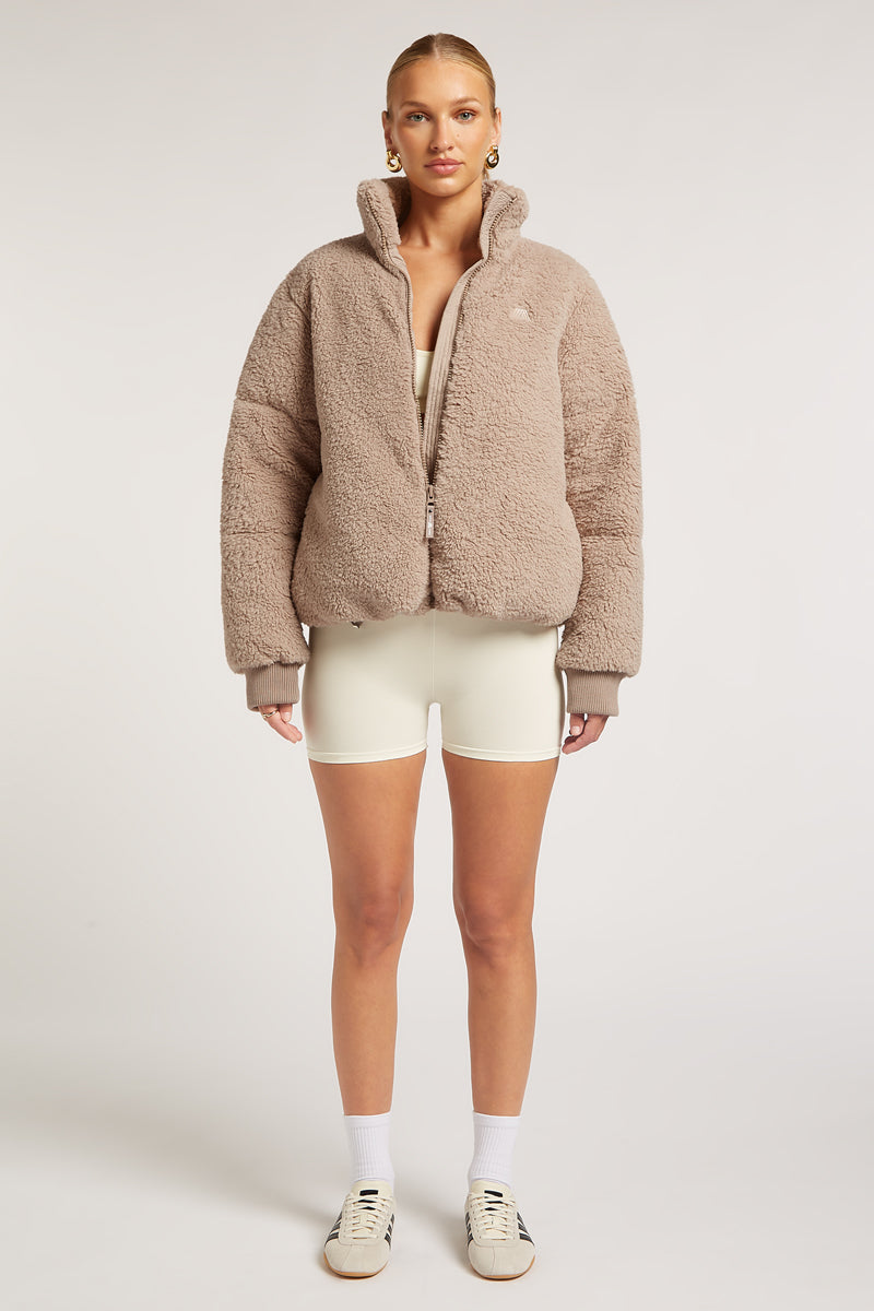 // model: Model is 5ft 9.5 and wears a size S