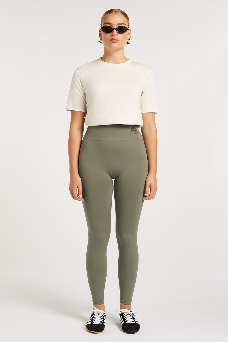 // model: Model is 5ft 8 and wears a size XS-S