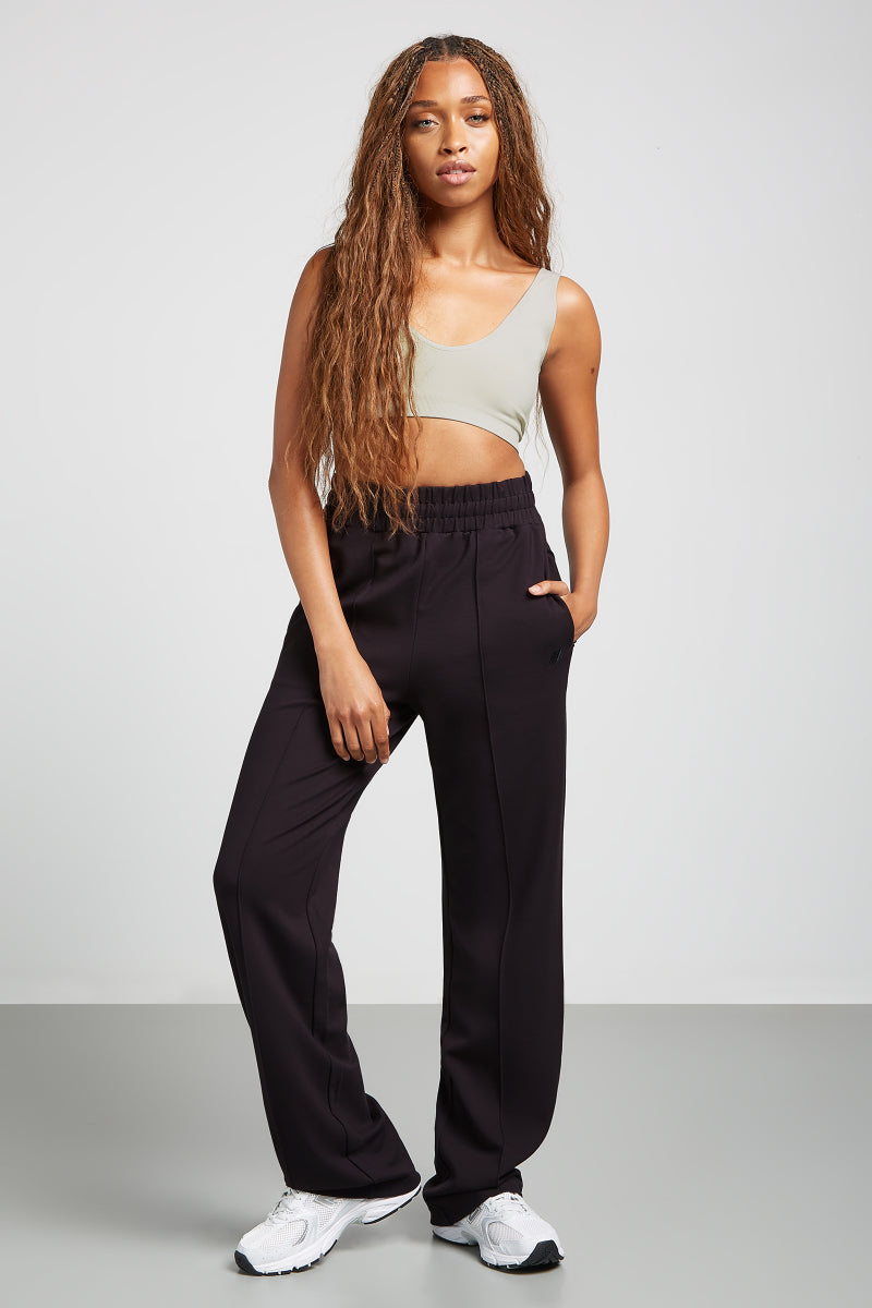 // model: Model is 5ft 7.5 and wears a size XS