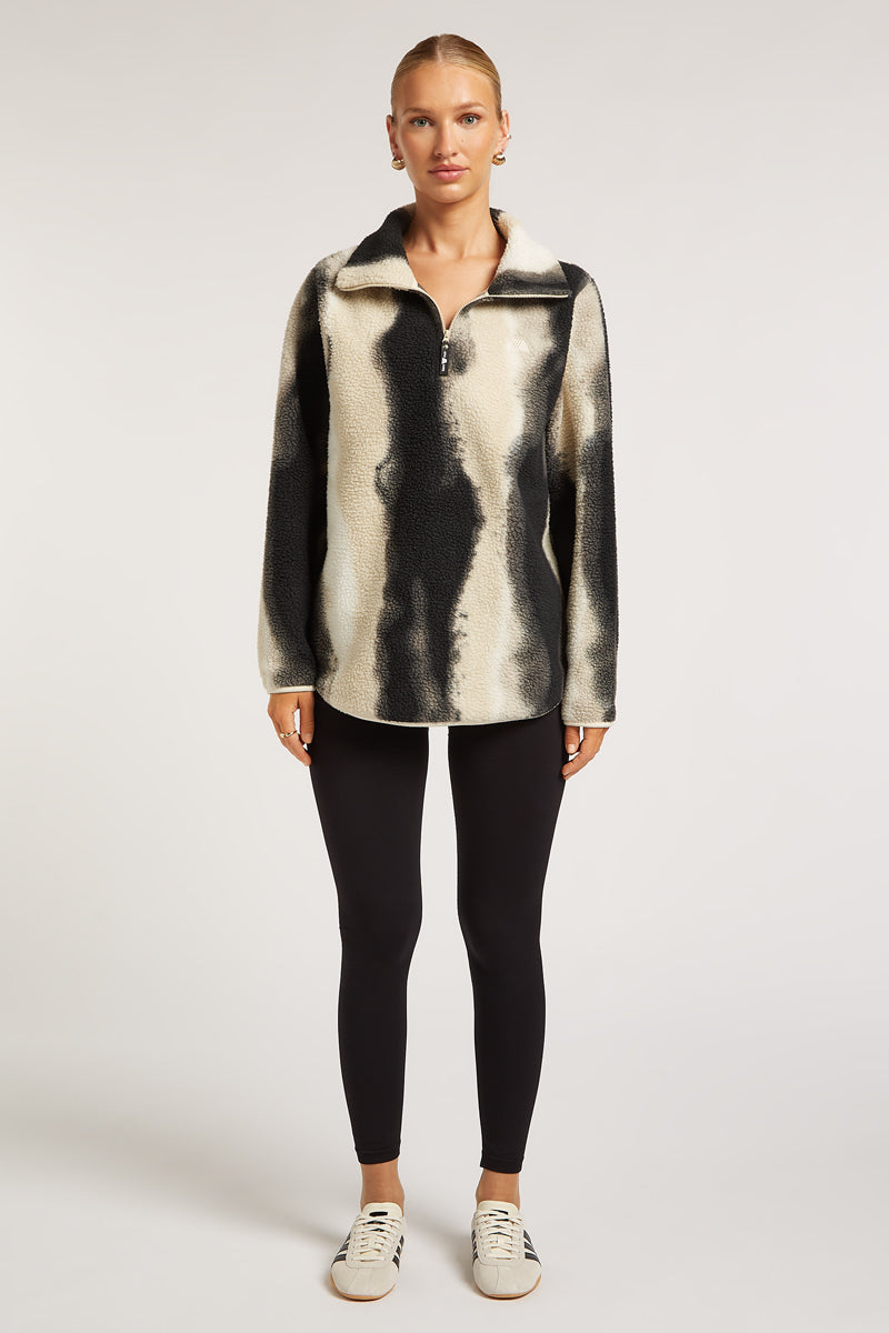 // model: Model is 5ft 9.5 and wears a size S