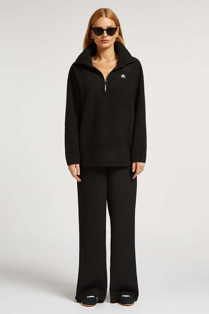 // model: Model is 5ft 9.5 and wears a size S