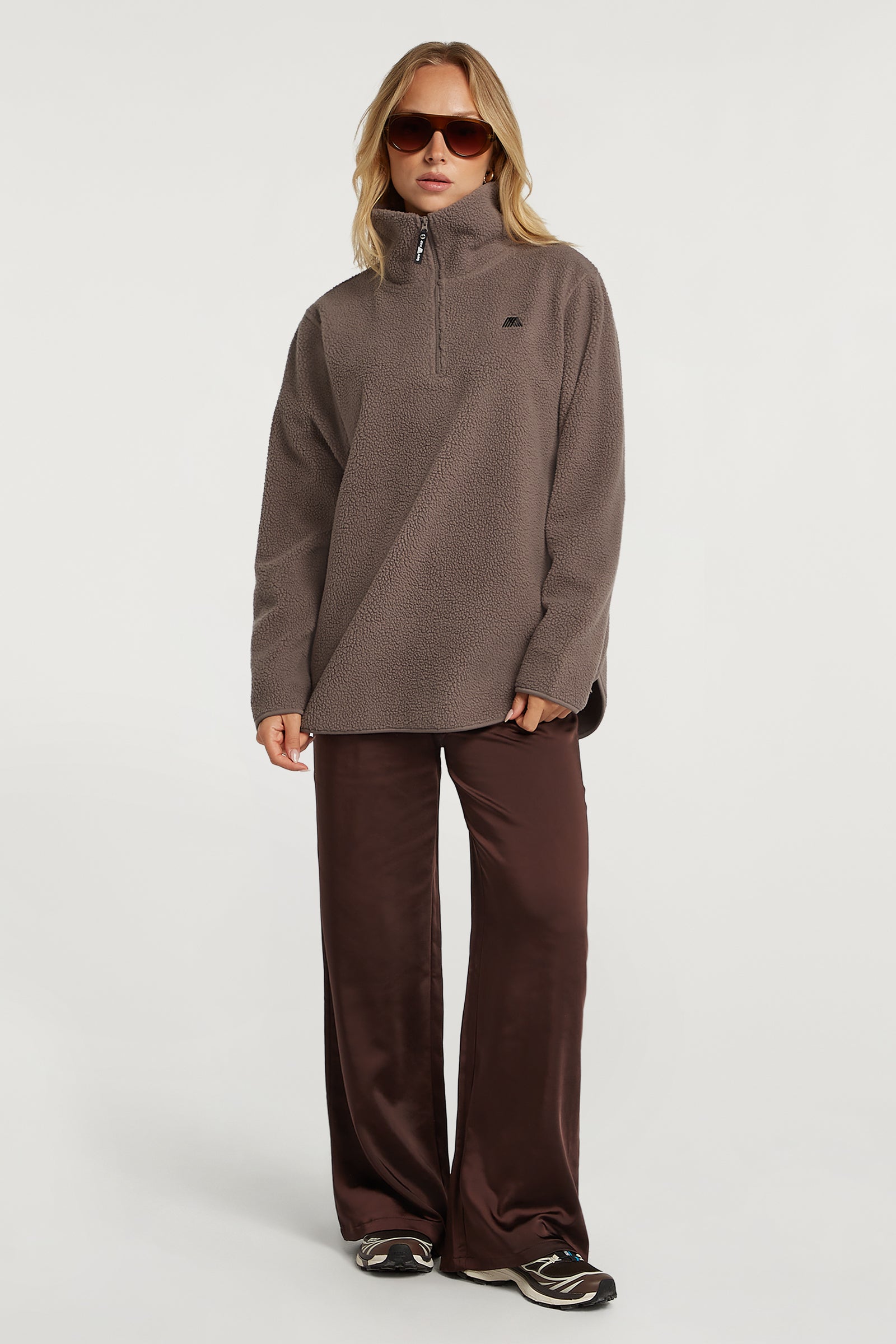 //model: Model is 5ft 6" and wears a size S