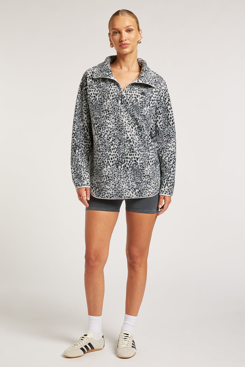 // model: Model is 5ft 9.5 and wears a size S