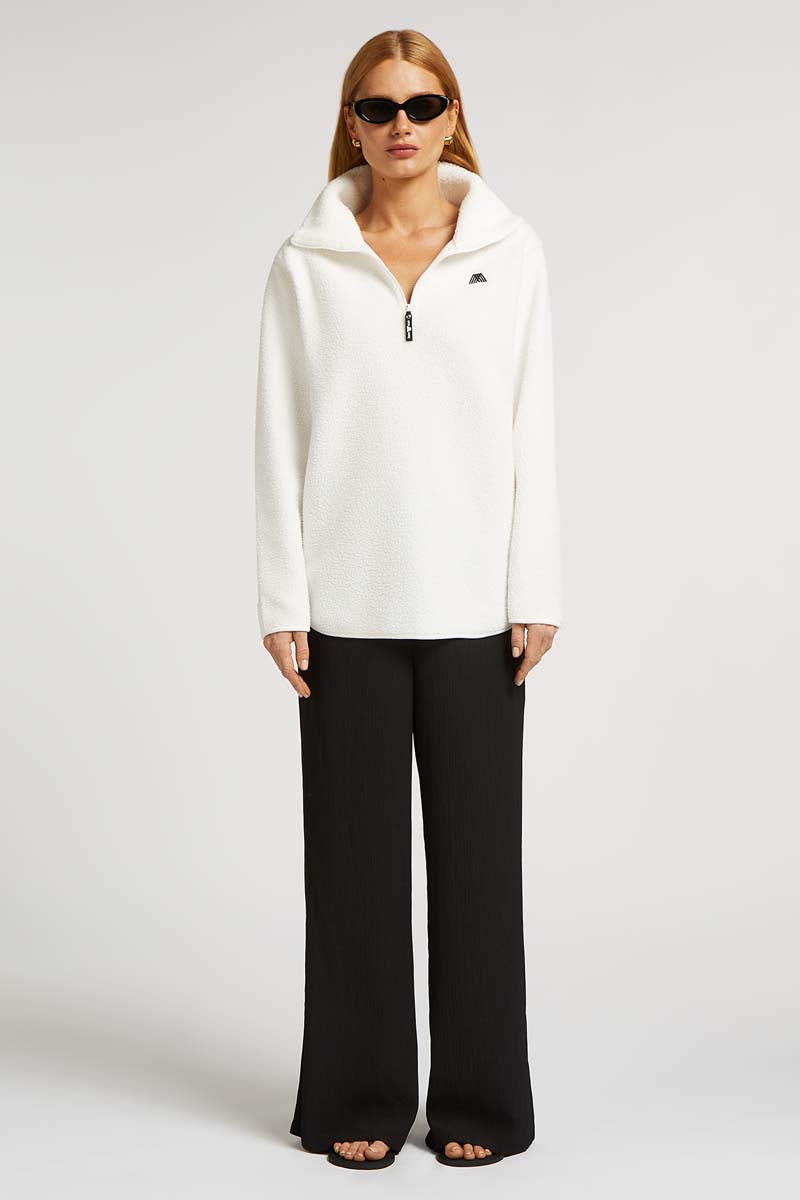 // model: Model is 5ft 9.5 and wears a size S