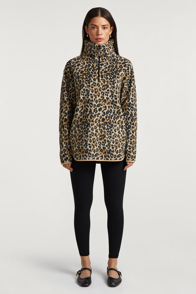 //model: Model is 5ft 7" and wears a size S