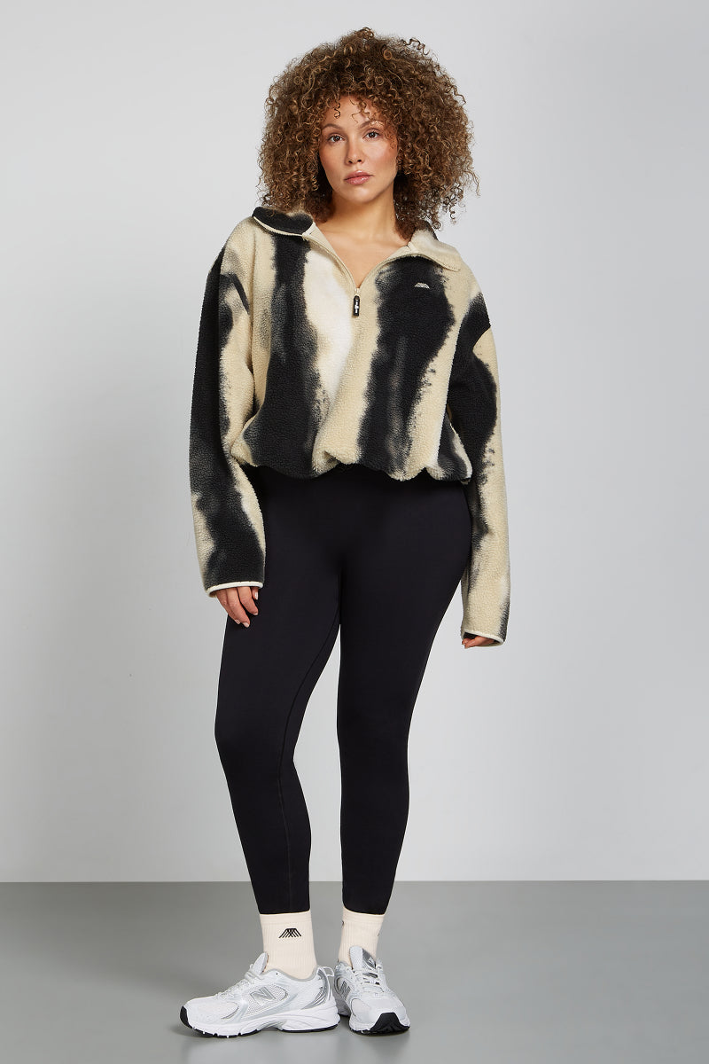 // model: Model is 5ft 7.5 and wears a size XL