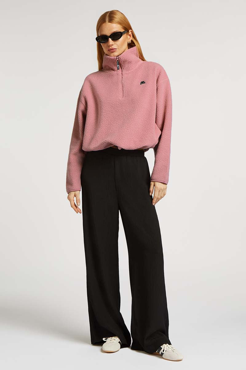 // model: Model is 5ft 9.5 and wears a size S