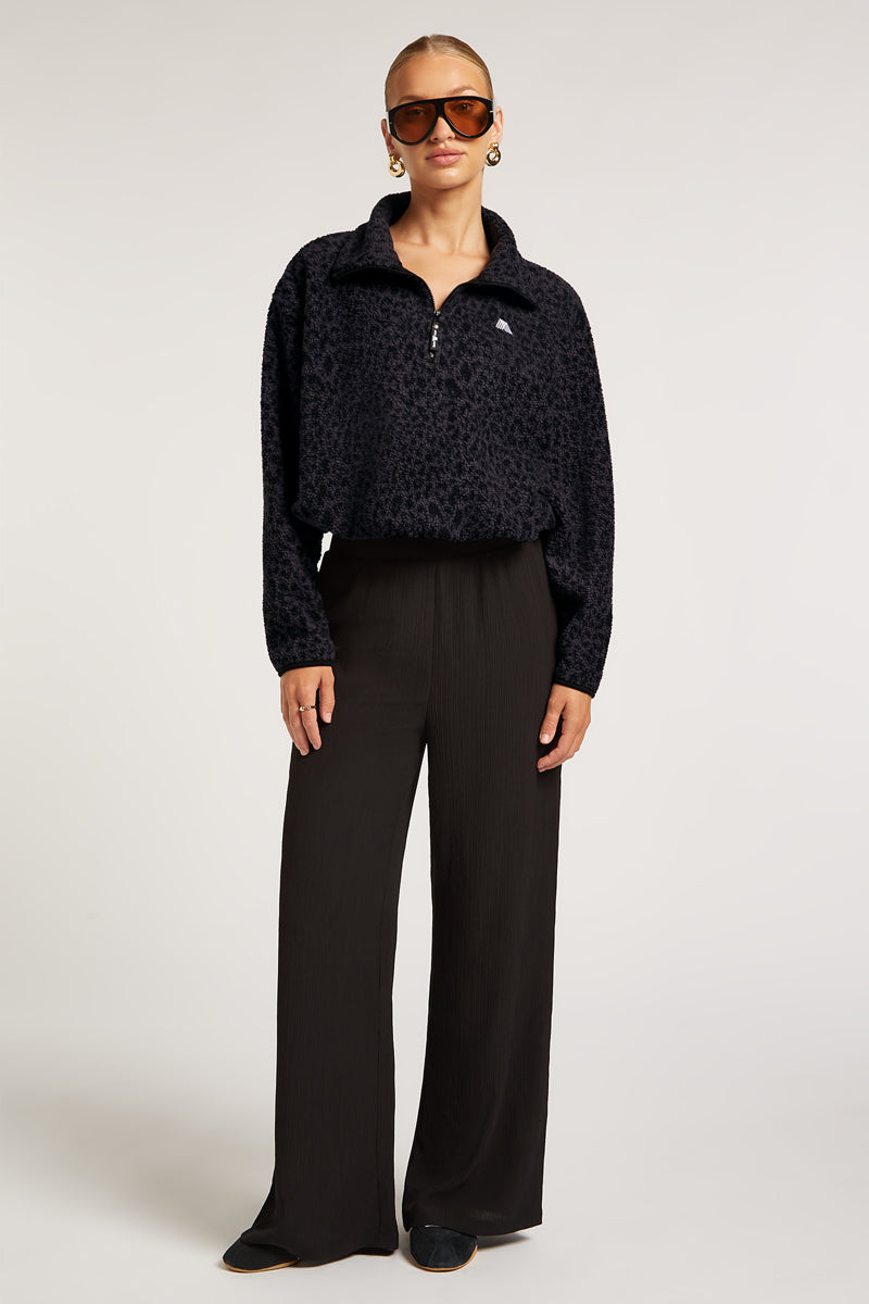 // model: Model is 5ft 9.5 and wears a size S