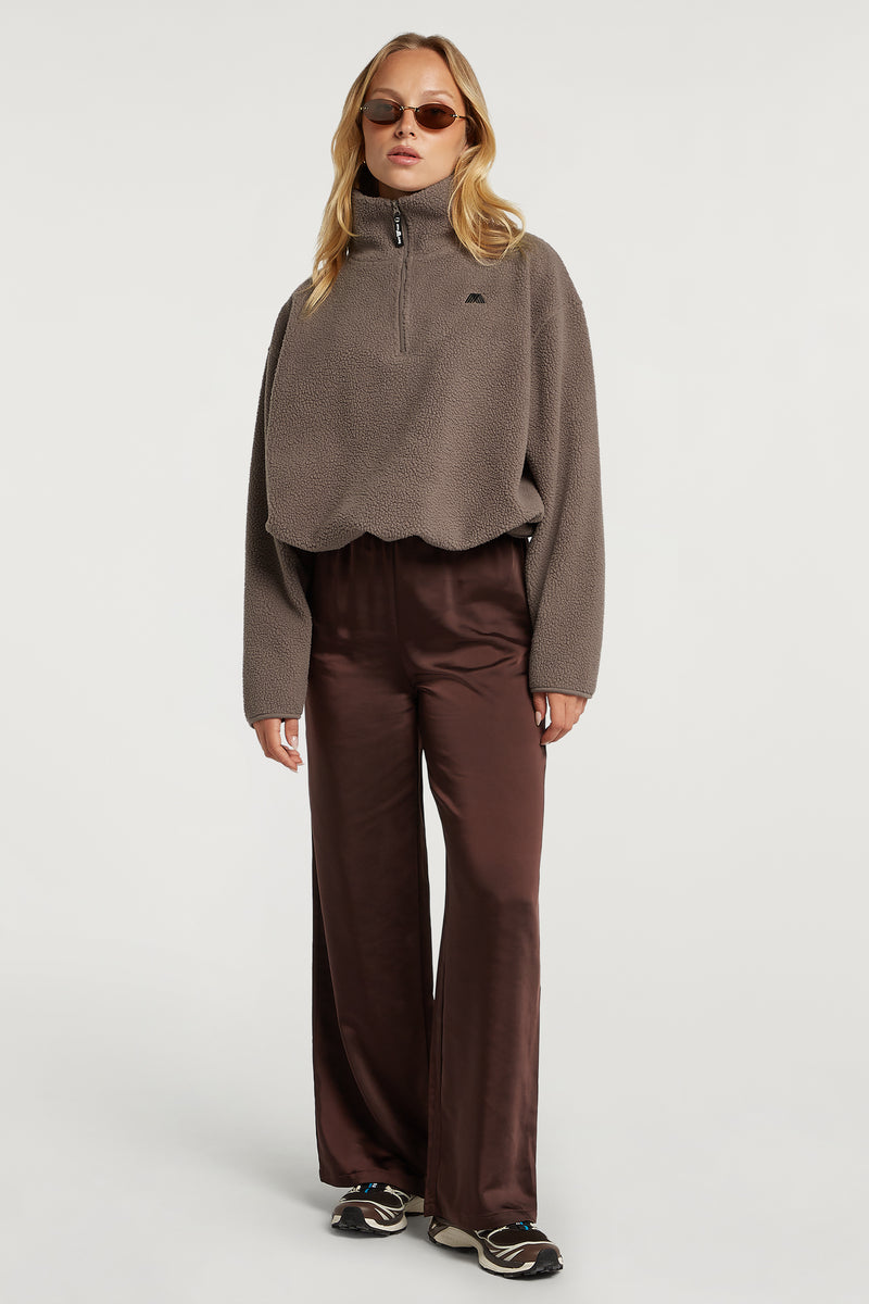 //model: Model is 5ft 6