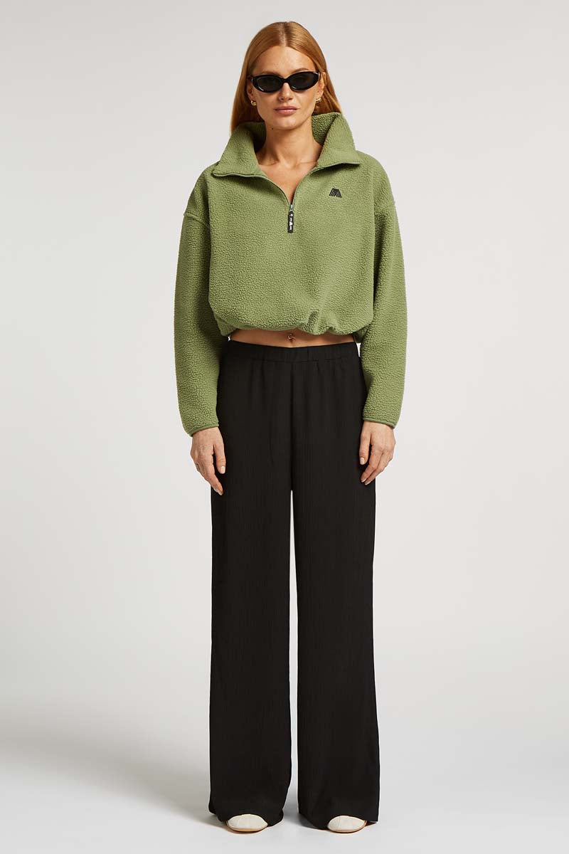 // model: Model is 5ft 9.5 and wears a size S