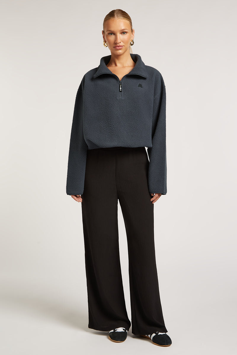 // model: Model is 5ft 9.5 and wears a size S